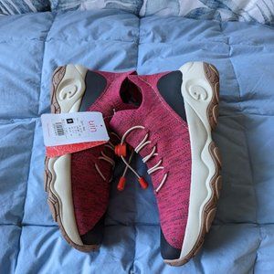 NWT - Dark Red - UIN Women's Walking Travel Shoes